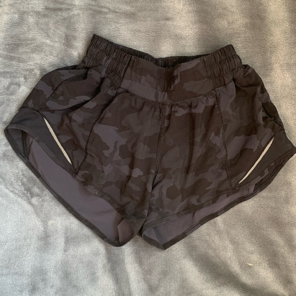 Black LuluLemon Hotty Hot 2.5 in Shorts